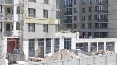 Bir Avrupa modern konut kompleksi inşaatı. Balkonları ve yeni binaları olan yeni bir apartman. Büyük bir sanayi bölgesi. Yüksek binaların sermaye inşaatı süreci.