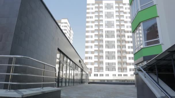 Výstavba Evropského Moderního Rezidenčního Komplexu Terasou Prostory Přízemí Pro Pronájem — Stock video
