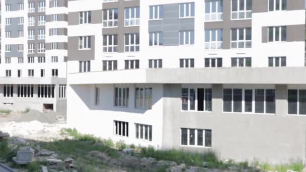 Bau Einer Modernen Europäischen Wohnanlage Neues Mehrfamilienhaus Mit Balkonen Neubau — Stockvideo
