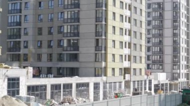 Bir Avrupa modern konut kompleksi inşaatı. Balkonları ve yeni binaları olan yeni bir apartman. Büyük bir sanayi bölgesi. Yüksek binaların sermaye inşaatı süreci.