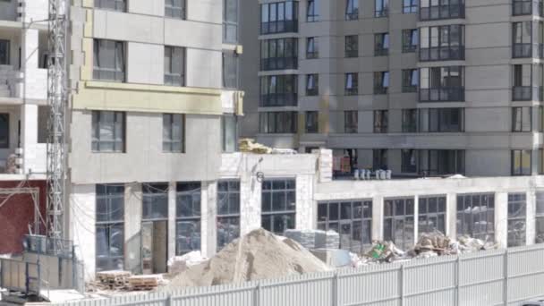 Construcción Moderno Complejo Residencial Europeo Nuevo Edificio Apartamentos Con Balcones — Vídeos de Stock