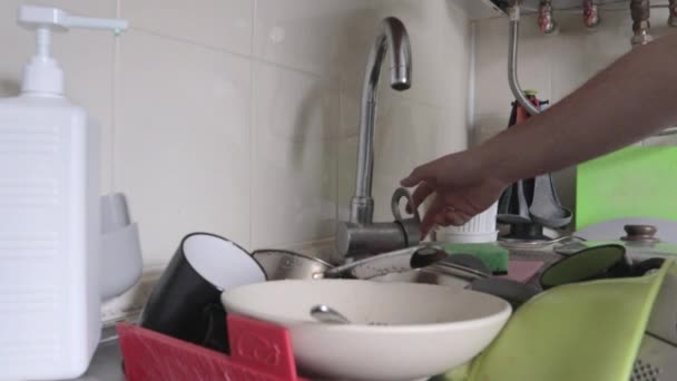 Mão Homem Abre Uma Torneira Água Antes Lavar Pratos Cozinha — Vídeo de Stock