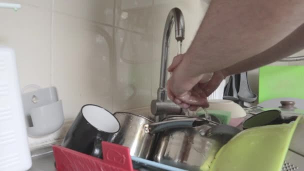 Großaufnahme Der Küchenspüle Die Das Wasser Abstellt Männerhände Spülten Viele — Stockvideo
