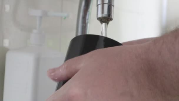 Close Mannelijke Handen Wassen Een Zwarte Mok Beker Gootsteen Met — Stockvideo