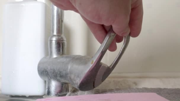 Mão Homem Abre Uma Torneira Água Antes Lavar Pratos Cozinha — Vídeo de Stock