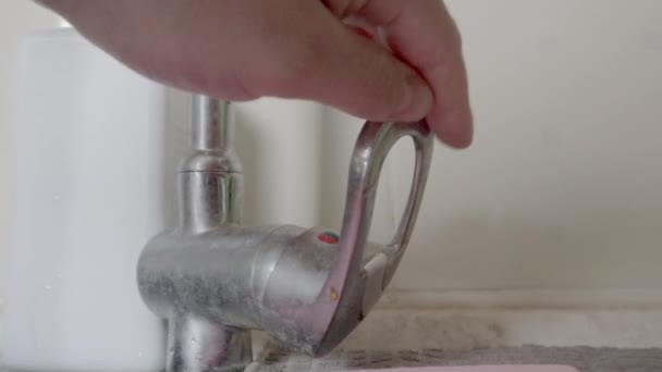 キッチンシンクのクローズアップは 水をオフにします 男性の手は緑色のスポンジで多くの料理を洗い タップをオフにしました スプレー 落下する水の滴 閉じる — ストック動画