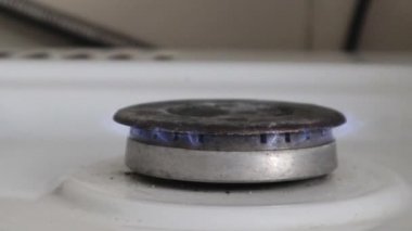 Gaz ocağı yemek pişirmek için mutfak sobasını yakar. Mutfak gaz ocağını kapat. Doğal gaz konsepti. Rusya Ukrayna 'ya doğalgaz sevkıyatını durdurdu.