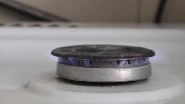 煤气炉在厨房的炉灶上点火做饭 关掉厨房的煤气炉 天然气的概念 俄罗斯已经停止向乌克兰提供天然气 — 图库视频影像