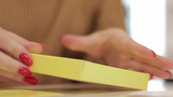 Uma Mulher Irreconhecível Dobra Uma Pequena Caixa Papelão Amarelo Produção — Vídeo de Stock