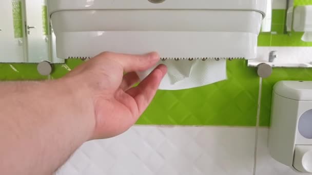 Мужчина Руками Вытаскивает Салфетки Белой Пластиковой Коробки Общественном Туалете Видео — стоковое видео