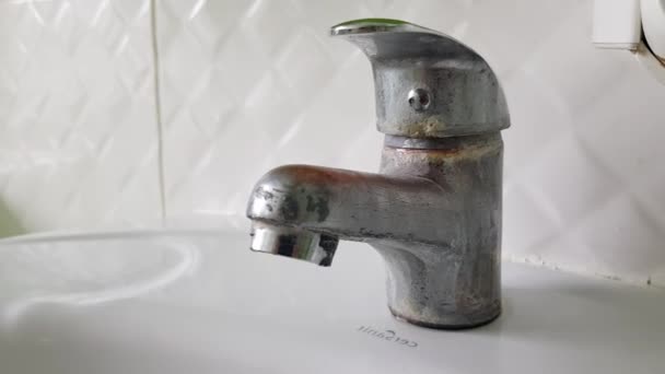 Eski Kirli Musluk Beyaz Seramik Lavabo Temizlik Onarım Tuvalet Konsepti — Stok video