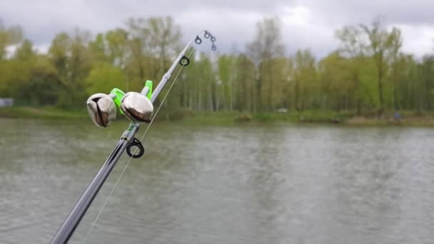 Campane Pesca Argento Sono Indossati Una Canna Pesca Durante Pesca — Video Stock