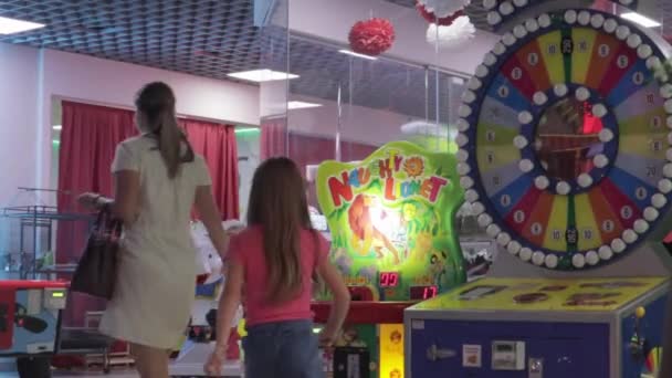 Игры Игровые Автоматы Торговом Центре Азартные Люди Могут Выиграть Игрушки — стоковое видео