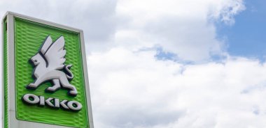 Ukrayna 'da bir benzin istasyonu ağı. OKKO' da dükkan ve kafe var. Bulutlu mavi gökyüzüne karşı logo. Petrol ürünleri ticareti. Fotokopi alanı olan pankart. Ukrayna, Kyiv - 23 Mayıs 2022
