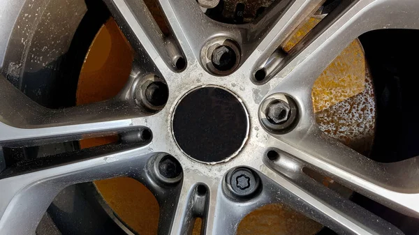 元の合金ホイール 汚れや車のクローズアップに傷 摩耗した車の車輪は修理を待っている 選択的集中 車の修理と復元の概念が必要です 破損した車のホイール — ストック写真