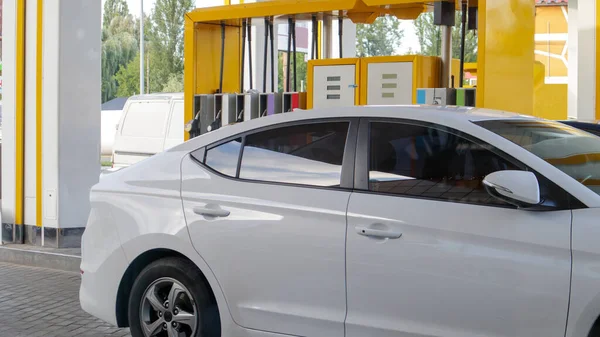 Biały Samochód Tankuje Zatankowanie Samochodu Zaparkowanego Stacji Benzynowej Zatankować Samochody — Zdjęcie stockowe
