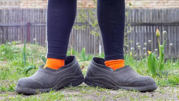 Vrouwen Benen Oversized Rubberen Galoshes Tegen Achtergrond Van Het Platteland — Stockfoto