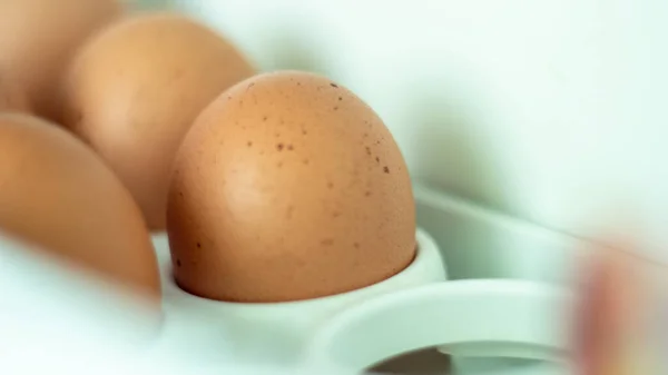Ωμά Αυγά Κοτόπουλου Στο Ψυγείο Κοντινό Πλάνο Καφέ Αυγά Ένα — Φωτογραφία Αρχείου