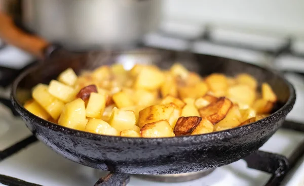 Assar Batatas Frescas Uma Frigideira Ferro Fundido Com Óleo Girassol — Fotografia de Stock