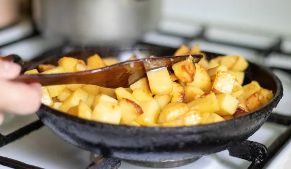 Assar Batatas Frescas Uma Frigideira Ferro Fundido Com Óleo Girassol — Fotografia de Stock