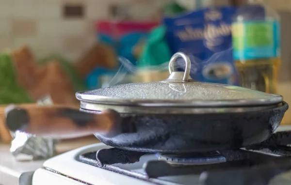 Обсмажуємо Свіжу Картоплю Чавунній Сковороді Соняшниковою Олією Вид Плиту Сковородою — стокове фото
