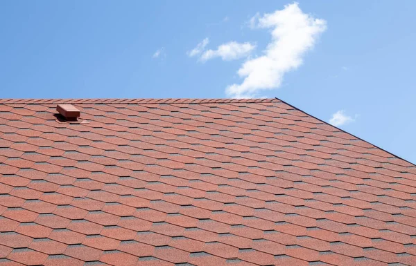 Neues Dach Mit Roten Schindeln Gegen Den Blauen Himmel Hochwertiges — Stockfoto