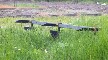 Tarımsal manuel metal tarla tarlasında. Ekmeden önce toprağı sürüyorum. Yakın plan. Kırsalda patates sürme envanteri. Saban, yoğun toprağı sürmek ve bakir toprağı işlemek için kullanılan bir araçtır.