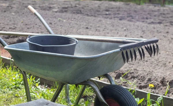 Gray Metal Garden Wheelbarrow Two Handles One Wheel Wheelbarrow Garden — Stock Photo, Image