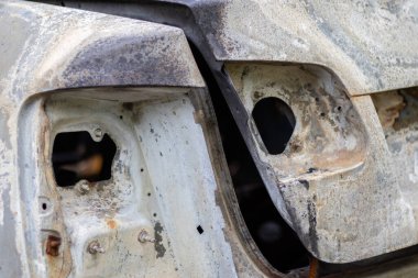 Otoparkta kırık ve yanmış arabalar, kaza ya da kasıtlı vandalizm. Yanmış araba. Bir araba kazasının sonuçları. Kundaklama yüzünden zarar görmüş. Rus birlikleri tarafından Ukrayna 'da vurulan sivil araçlar.