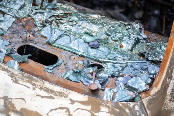 汽车被大火完全烧毁了 被遗弃的 烧毁的和生锈的汽车停在路边 汽车在停车场失火了 俄罗斯对乌克兰的战争 汽车上的弹片和弹孔 — 图库照片