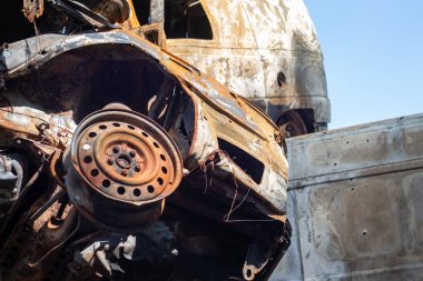 Otoparkta kırık ve yanmış arabalar, kaza ya da kasıtlı vandalizm. Yanmış araba. Bir araba kazasının sonuçları. Kundaklama yüzünden zarar görmüş. Rus birlikleri tarafından Ukrayna 'da vurulan sivil araçlar.