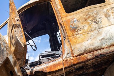 Otoparkta kırık ve yanmış arabalar, kaza ya da kasıtlı vandalizm. Yanmış araba. Bir araba kazasının sonuçları. Kundaklama yüzünden zarar görmüş. Rus birlikleri tarafından Ukrayna 'da vurulan sivil araçlar.