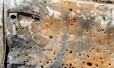 Kurşunlarla delik deşik edilmiş yanmış bir araba cesedi. Rusya 'nın Ukrayna' ya karşı savaşı. Tahliye sırasında Rus askeri arabası tarafından vurularak öldürüldü. Mermi izleri ve kovan parçaları.