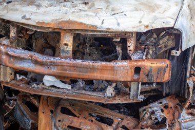 2022 'de Rusya' nın Ukrayna 'yı işgali, arabaları yok etti ve yaktı. Arabalar şarapnelle dövülmüş ve yakılmış. Irpensky otomobil mezarlığı. Kyiv yakınlarındaki huzurlu bir şehirde savaşın sonuçları.