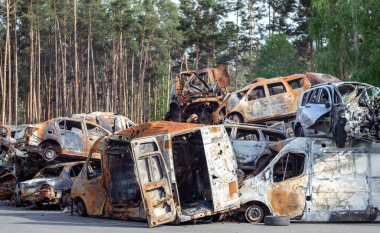 Rus ordusu tarafından vurulduktan sonra Irpen 'de bir sürü paslı yanmış araba var. Rusya 'nın Ukrayna' ya karşı savaşı. Savaş bölgesinden kaçmaya çalışan sivillerin tahrip edilmiş arabalarının mezarlığı.