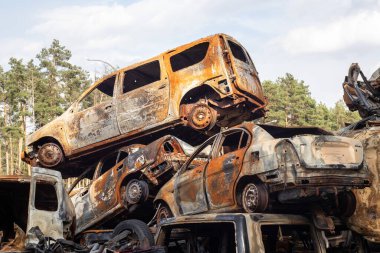 Rus ordusu tarafından vurulduktan sonra Irpen 'de bir sürü paslı yanmış araba var. Rusya 'nın Ukrayna' ya karşı savaşı. Savaş bölgesinden kaçmaya çalışan sivillerin tahrip edilmiş arabalarının mezarlığı.