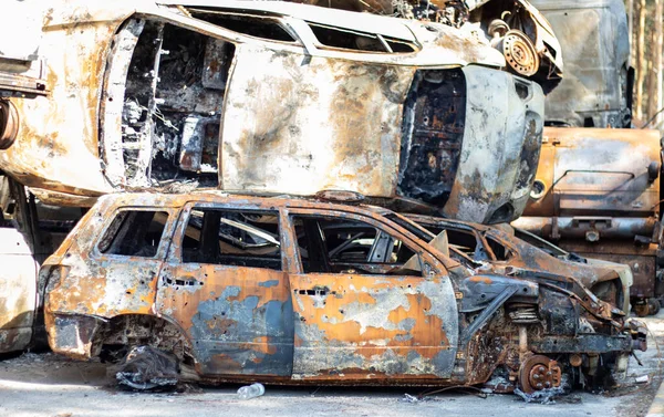 Otomobil Irpen 'de. Kyiv bölgesi, Ukrayna. Rusya Ukrayna savaşı. Irpin 'deki araba mezarlığı, Ukrayna' daki Rus ordusunun işgalinin sonuçları. Sivil halkın arabaları tahrip edildi.