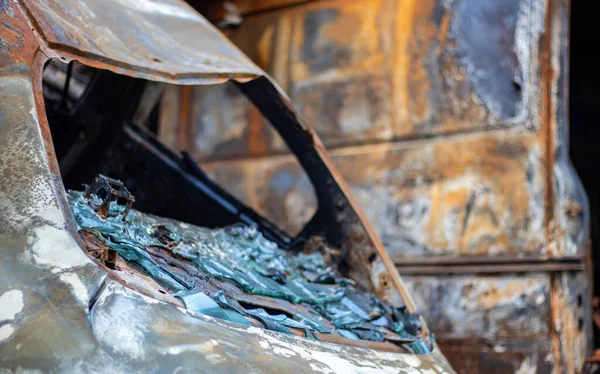 Αυτοκίνητο Καταστράφηκε Ολοσχερώς Από Φωτιά Εγκαταλελειμμένο Καμένο Και Σκουριασμένο Αυτοκίνητο — Φωτογραφία Αρχείου