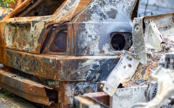 Samochód Został Całkowicie Zniszczony Przez Pożar Opuszczony Spalony Zardzewiały Samochód — Zdjęcie stockowe