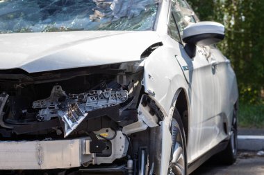 Sokakta trafik kazası, şehirde bir çarpışma sonrası hasar görmüş bir araba. Aşırı hız ve alkol zehirlenmesine bağlı kaza. Işınlama arka planı. Yol güvenliği ve sigorta kavramı