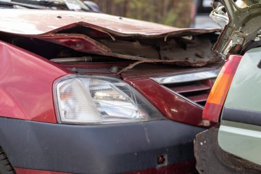 Sokakta trafik kazası, şehirde bir çarpışma sonrası hasar görmüş bir araba. Aşırı hız ve alkol zehirlenmesine bağlı kaza. Işınlama arka planı. Yol güvenliği ve sigorta kavramı