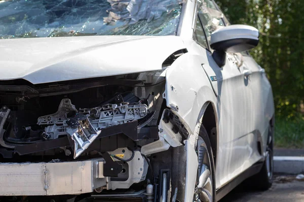 Dopravní Nehoda Ulici Poškozené Auto Srážce Městě Nehoda Způsobená Překročením — Stock fotografie
