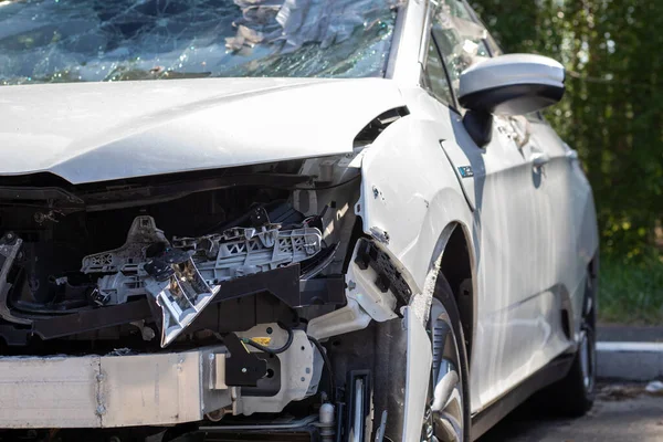 Accidente Tráfico Calle Coche Dañado Después Una Colisión Ciudad Accidente — Foto de Stock