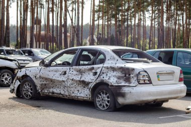 Yakınlarda patlayan bir roketin şarapneli tarafından parçalanmış bir araba. Irpensky otomobil mezarlığı. Ukrayna 'daki Rus ordusunun işgalinin sonuçları. Yok edilen sivil araç