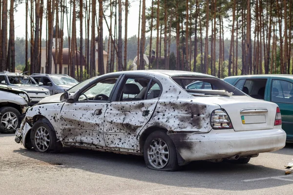 Yakınlarda patlayan bir roketin şarapneli tarafından parçalanmış bir araba. Irpensky otomobil mezarlığı. Ukrayna 'daki Rus ordusunun işgalinin sonuçları. Yok edilen sivil araç