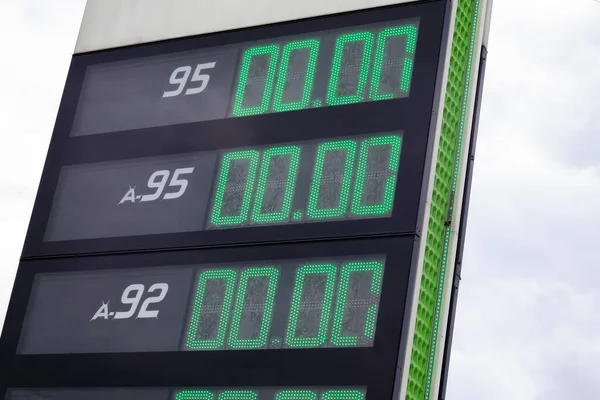 Primer Plano Cartel Una Gasolinera Que Indica Los Precios Gasolina — Foto de Stock