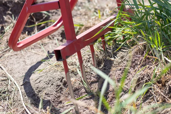花园里的一把叉子形式的红色铲子 奇迹铲子 方便工具 人工栽培者 耕作者是耕作的有效工具 床松动 可持续农业工具 — 图库照片