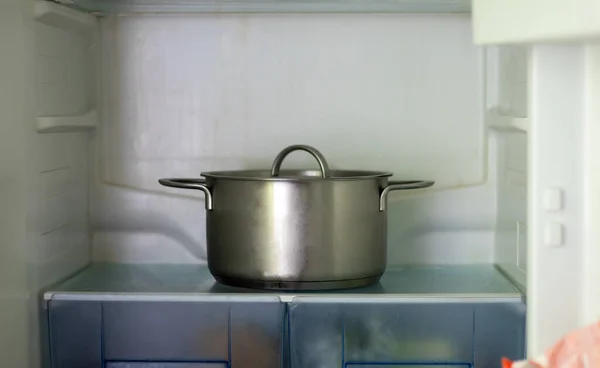 냉동고열고 냉장고에 소세지 경제적 위기때문에 냉장고는 요리된 — 스톡 사진