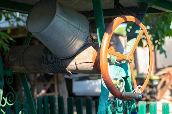 Well Bucket European Village Sunny Day Metal Bucket Water Well — Foto de Stock