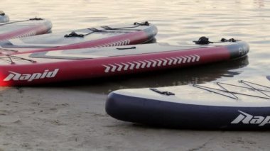 Deneyimli bir wakeboardcu sıçrama yapıyor. Kablolu yayın parkındaki gölde uyanış sırasında sporcu. Extreme Wakeboardcu su parkında numaralar yapıyor. Ukrayna, Kyiv - 07 Ağustos 2022.